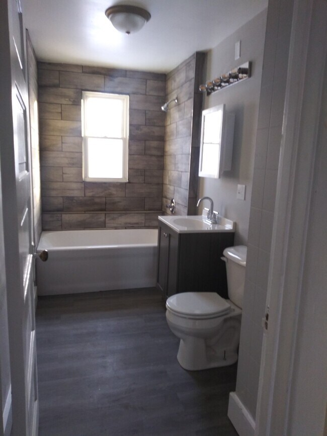 Building Photo - 5 BEDROOM 2 BATHROOM HOUSE
