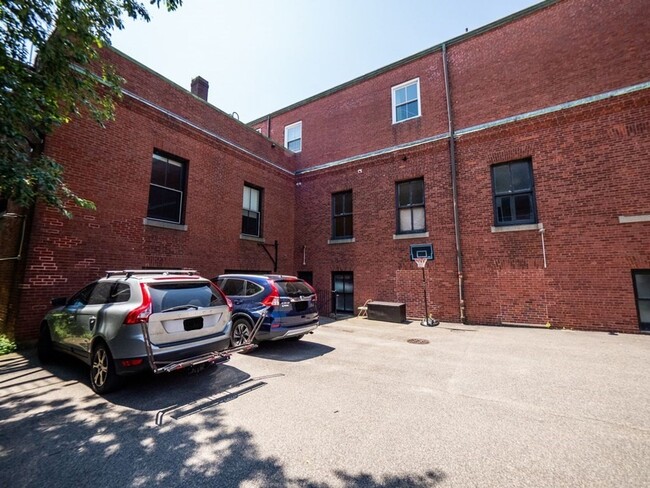 Building Photo - 35 Saratoga St