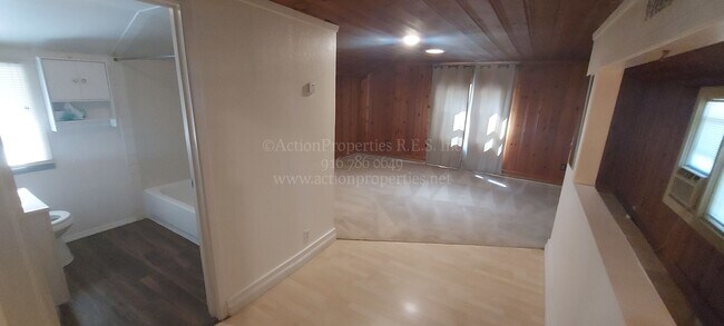 Building Photo - Central Roseville, 1 Bed, 1 Ba, Wall Air, ...