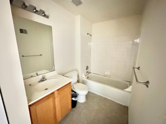 Building Photo - Fantastic 3 Bedroom Townhouse in Wellingto...