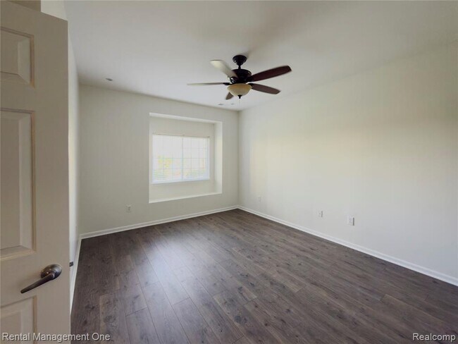 Building Photo - 5637 Twin Oaks Dr