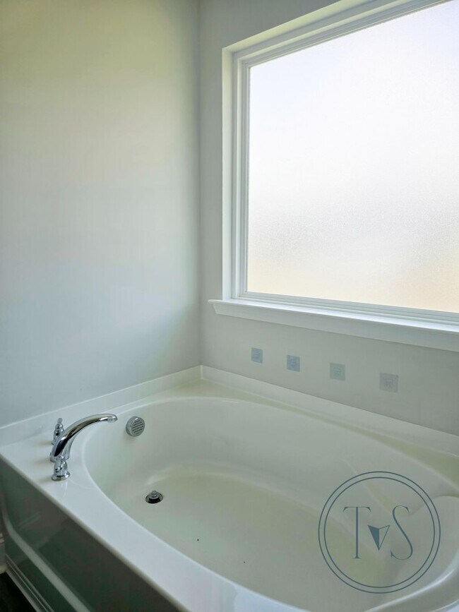 Building Photo - FALL MOVE-IN SPECIAL: $1000 OFF 1st MONTH'S RENT!**