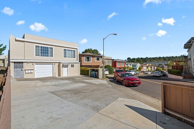 Building Photo - 101 Cerro Dr