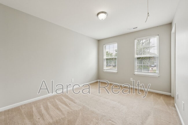 Building Photo - 861 Plaza Walk Dr