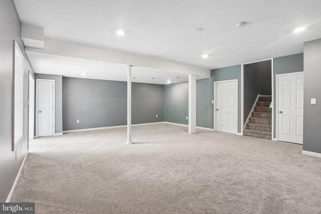 Building Photo - 427 Green Meadow Dr.