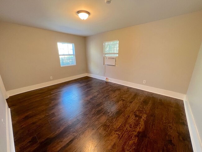 Building Photo - 704 E 32nd St