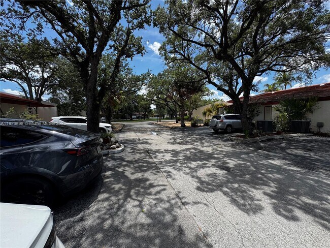 Building Photo - 6984 Greentree Ln