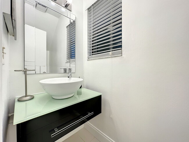 Building Photo - Ernst Court, Orlando, FL 32819 - 2 BR 2.5 ...