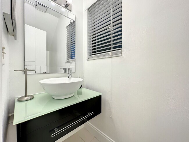 Building Photo - Ernst Court, Orlando, FL 32819 - 2 BR 2.5 BA townhouse