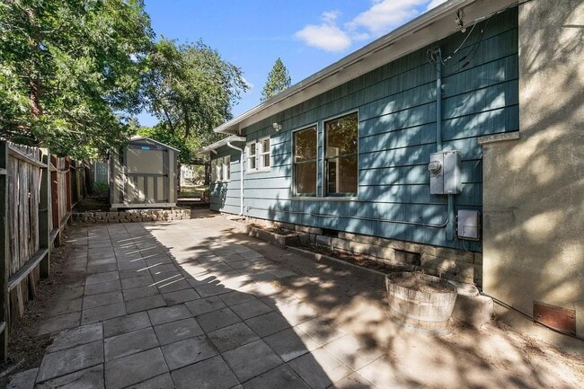 Building Photo - 3 Bedroom Craftsman style home in prime As...