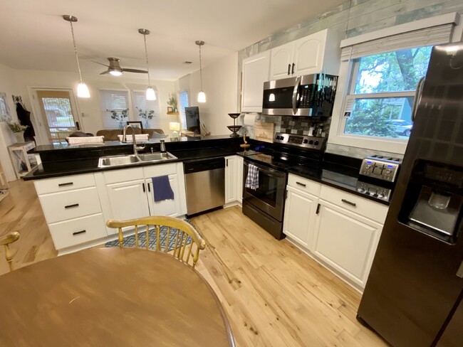 Building Photo - Furnished Old Town Bluffton Cottage