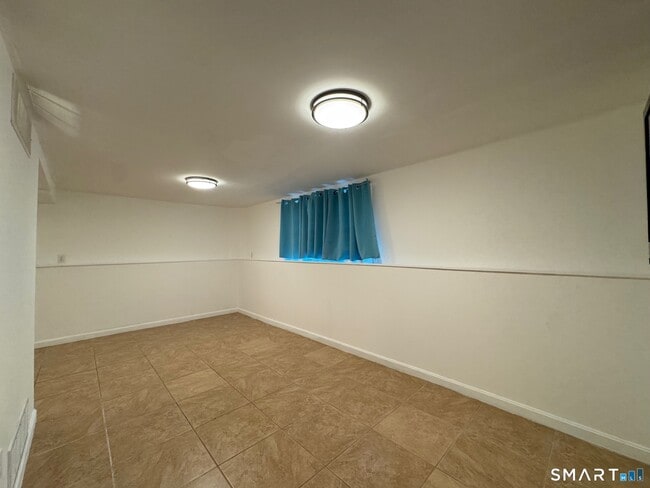 Building Photo - 547 Laurel St