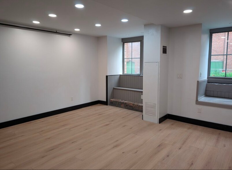 Living room - 200 Market St