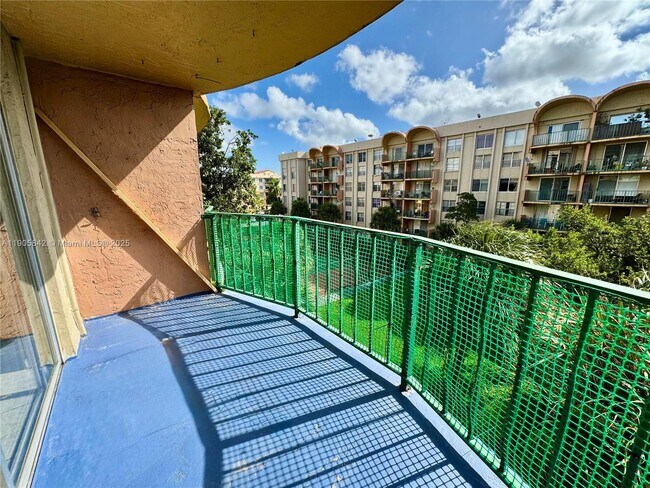 Building Photo - 9360 Fontainebleau Blvd