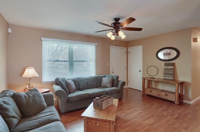 Building Photo - 1712 Stratford Dr