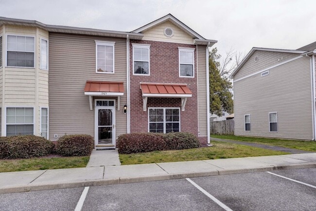 Building Photo - Spacious 3 Bedroom 2.5 Townhome Near Fort Eustis - Granite Kitchen & Fenced In Backyard