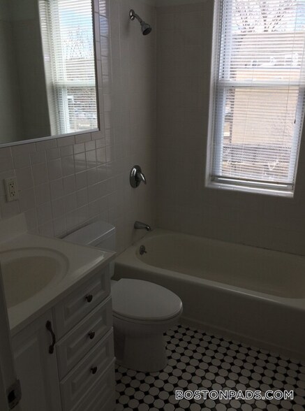 Building Photo - 151 Park Dr