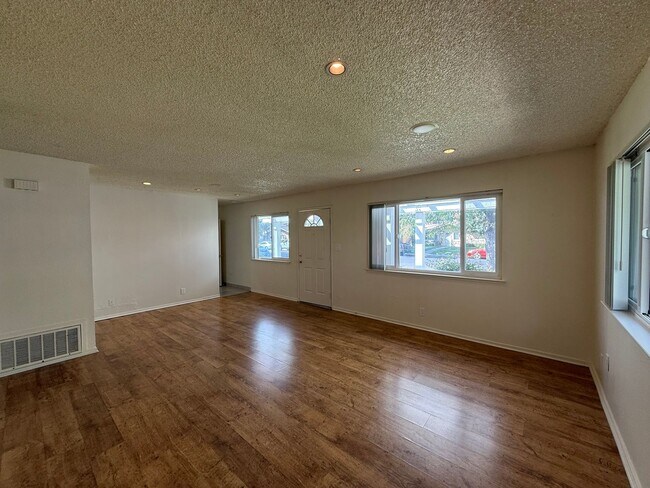 Building Photo - 2112 Chrysler Dr