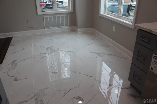 Building Photo - 147 Clinton St