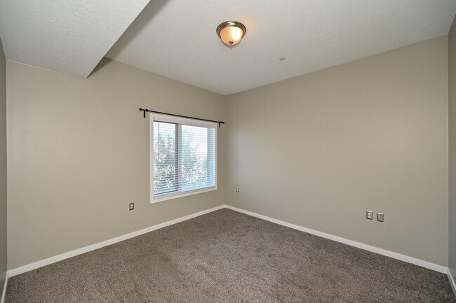 Building Photo - Stunning Condo in Excellent Salt Lake Loca...