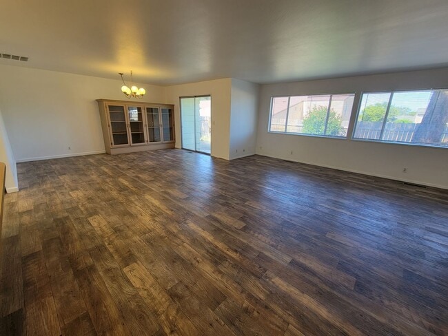 Building Photo - Spacious 3/2 Home Located in the Stanmar c...