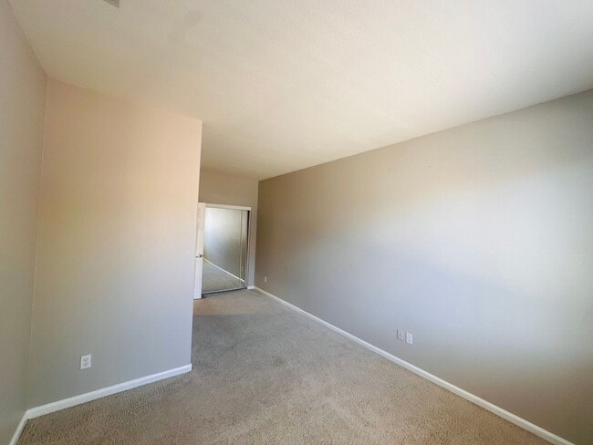 Building Photo - Full Bedroom and Bathroom Downstairs