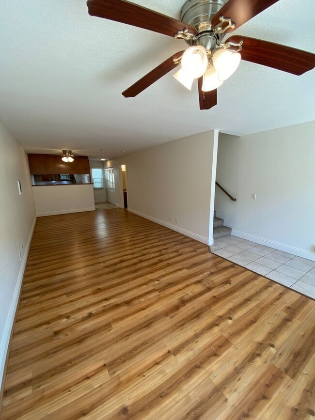 Building Photo - Quiet IB Townhome for Rent!