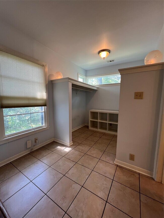 Building Photo - 1511 Romeria Dr