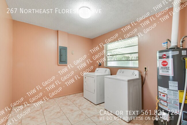 Building Photo - 267 NE Floresta Dr