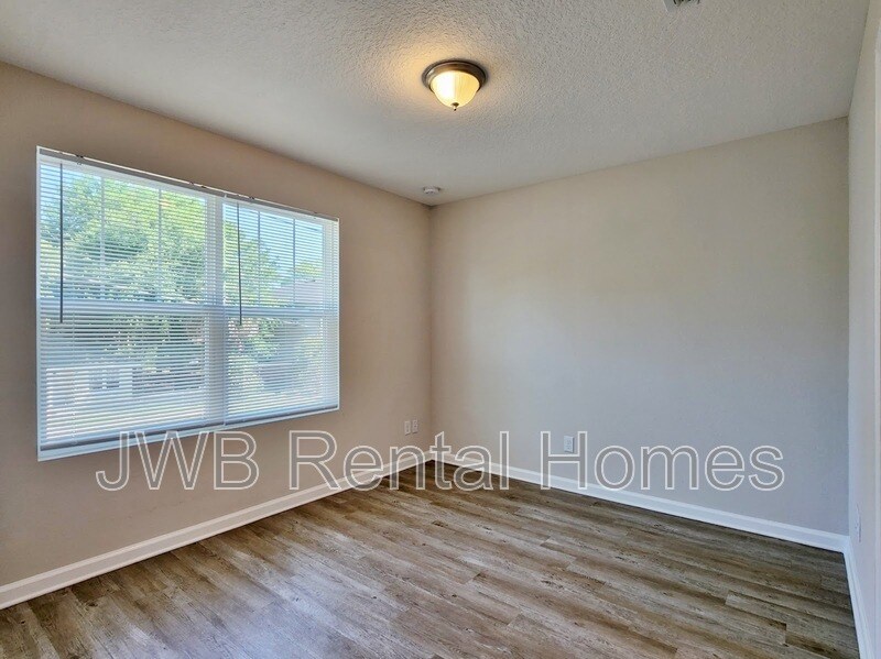 Building Photo - 636 Pippin St