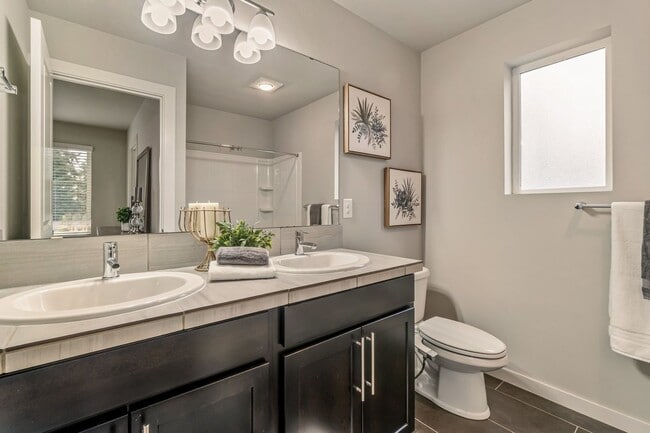 Building Photo - Modern Tri-Level 4BD/3.5BTH Townhouse in Lynnwood for Rent! Pet Friendly!