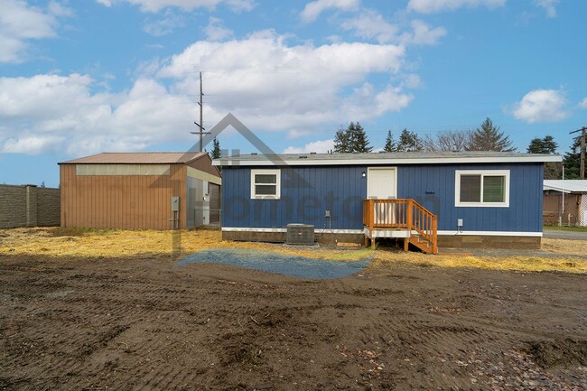 Building Photo - 2 Bedroom 1 Bath Home with Off-Street Park...