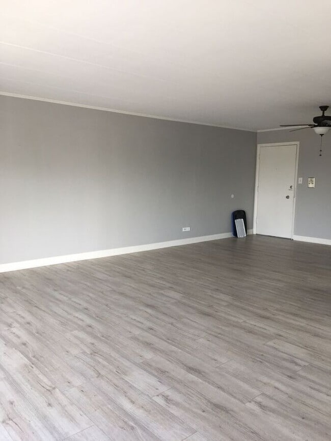 Building Photo - 10302 S Komensky Ave