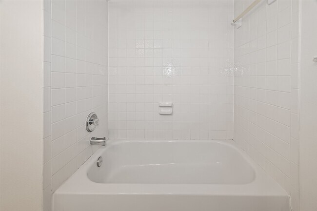 Building Photo - 2015 Waverly Glend Dr