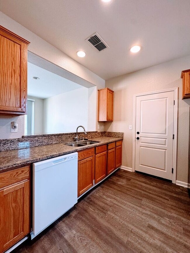 Building Photo - !!Get $200 OFF!! 3BR SFR w/ Tandem Garage & Fenced Yard near Boxwood St