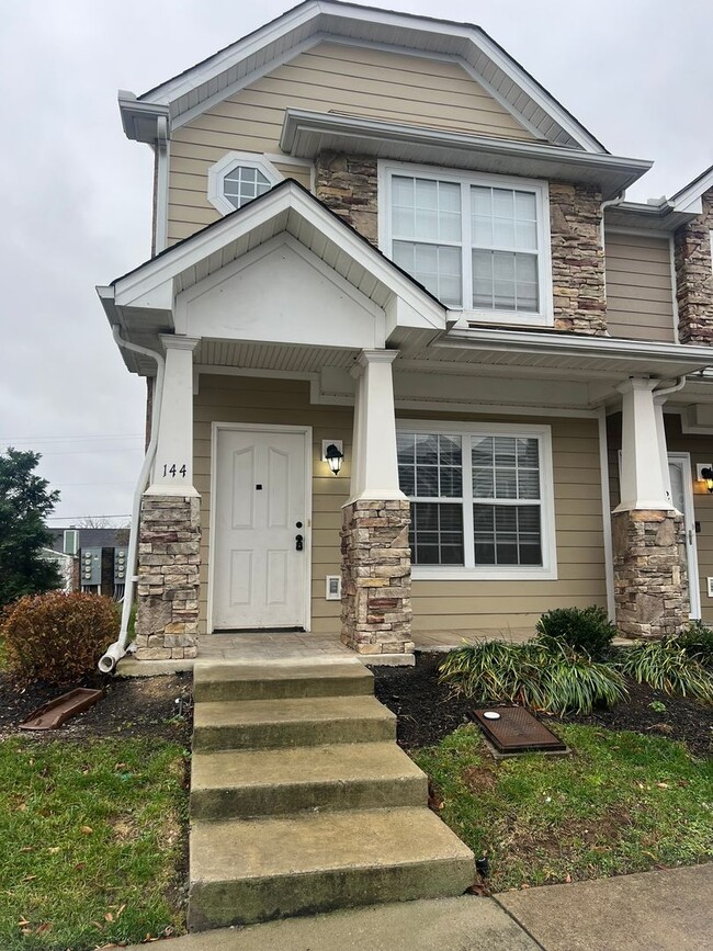 Building Photo - 2 Bedroom, 2.5 Bath Townhome in Goodlettesville