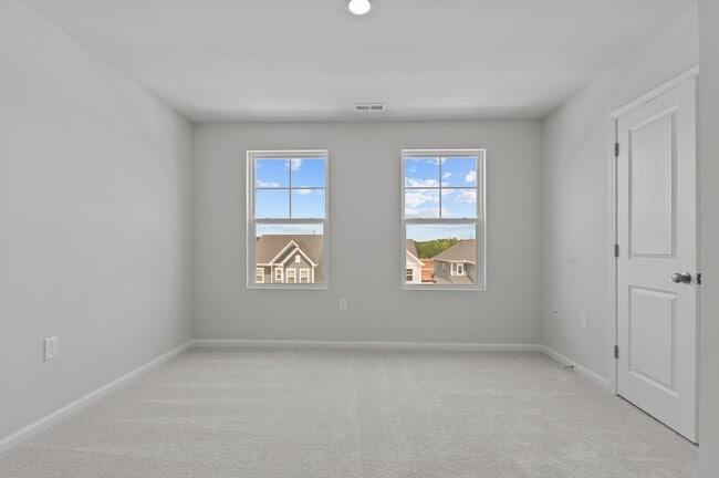 Building Photo - 1946 Rosedale Rdg Ave