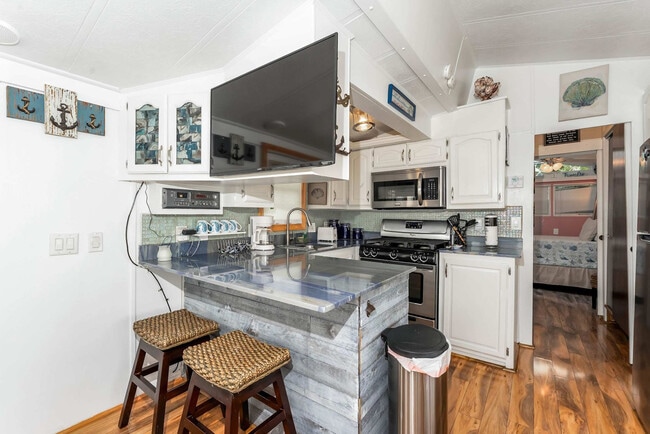 Building Photo - 793 E Oyster Dr