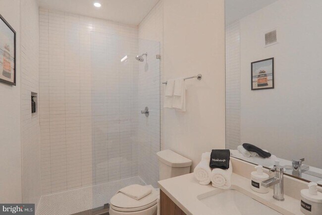 Building Photo - 1806 I St NE