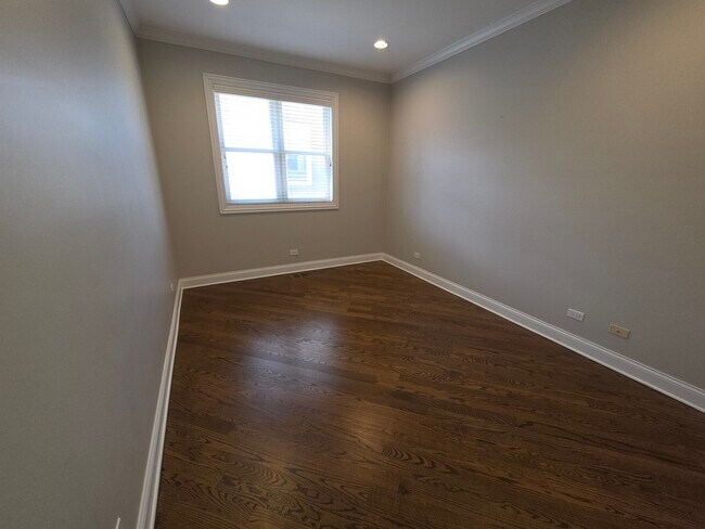 Building Photo - 1428 W Belmont Ave