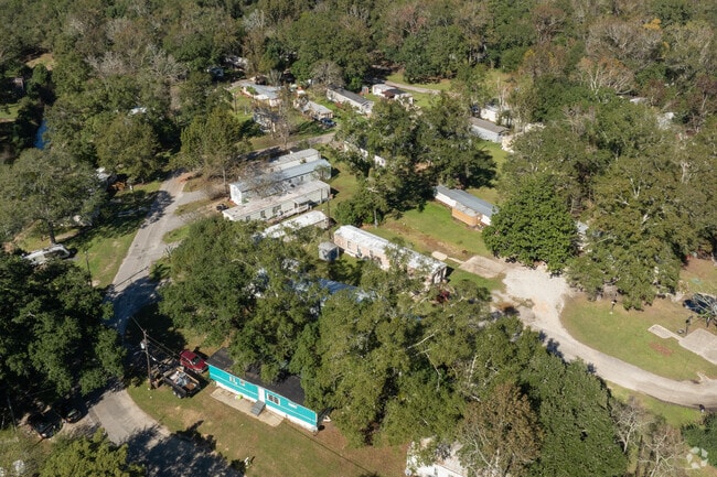 Proximate to Downtown Mobile and the Airport - 2654 Halls Mill Rd