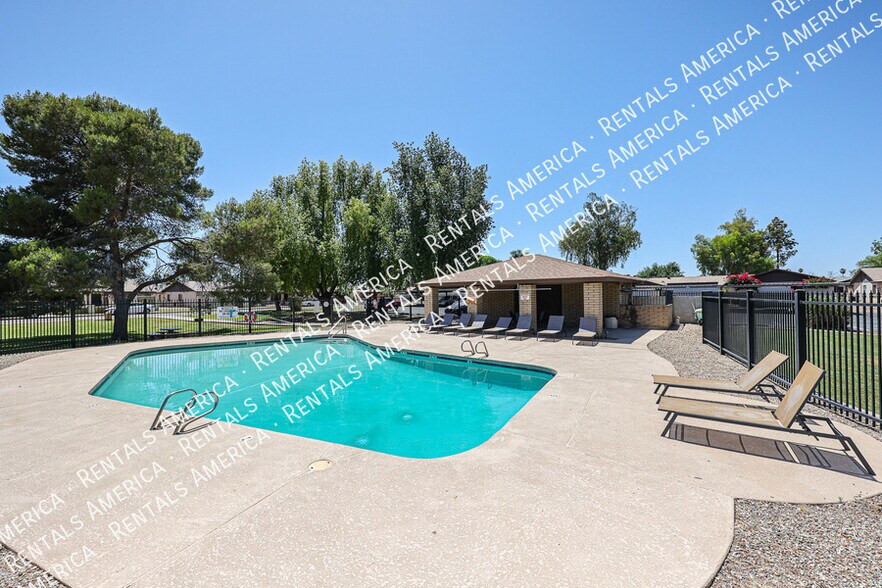 Building Photo - 3333 S Parkside Dr