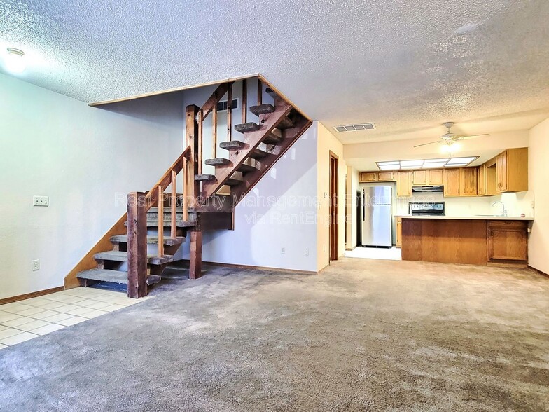 Building Photo - 14011 Fairhill Ave