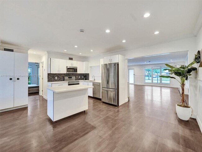 Building Photo - 5 bedroom in Hollywood FL 33021