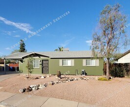 Building Photo - 3 BEDROOM HOME WITH HUGE BACKYARD/GARDEN AREA