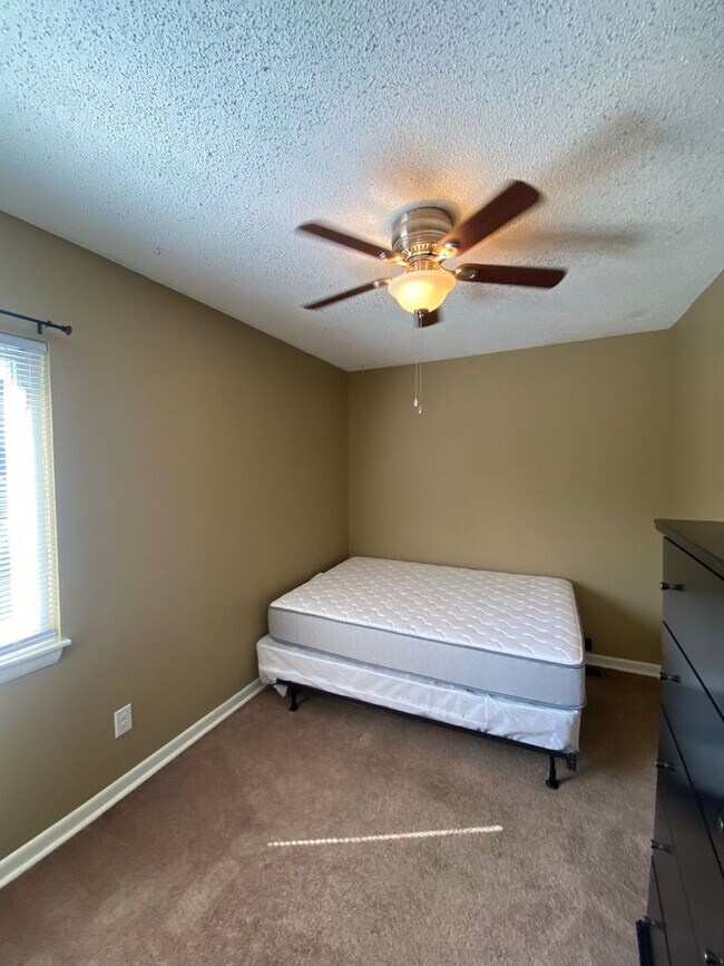 Building Photo - 1324 Bradley Dr