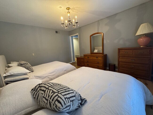 Building Photo - GREAT SPACIOUS CONDO | GATED | MEDICAL CEN...