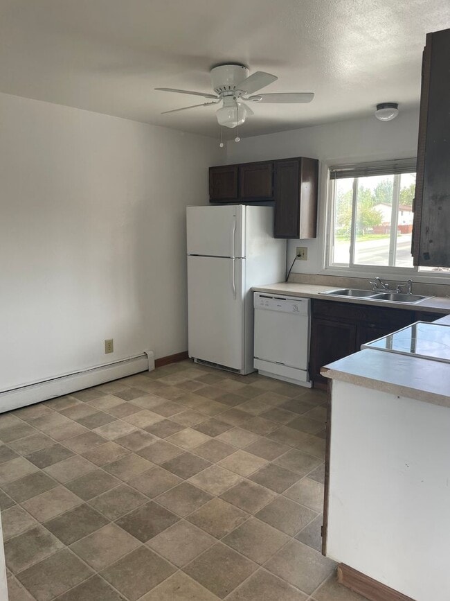 Building Photo - 395 Anvil Dr