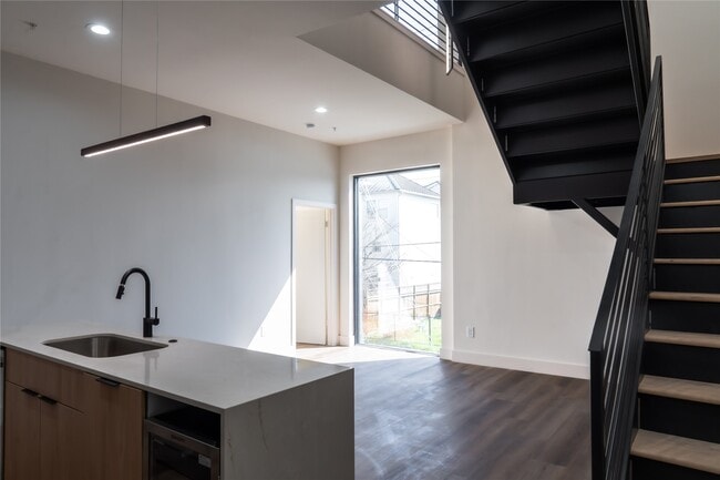 Building Photo - 5614 Larkin St