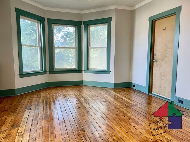 Primary Photo - 125 River St